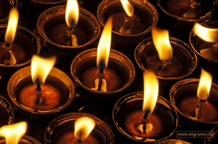 Фото горящих свечей, фотография - свечи горят в темноте храма